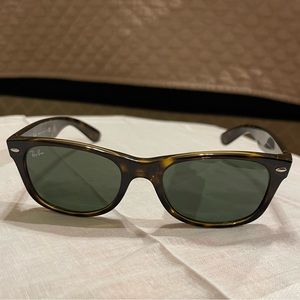 Ray-Ban New Wayfarer RB2132 Men's Square Sunglasses. Tortoise Frame.